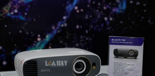 May chieu BenQ 4K HDR W1700 chuan